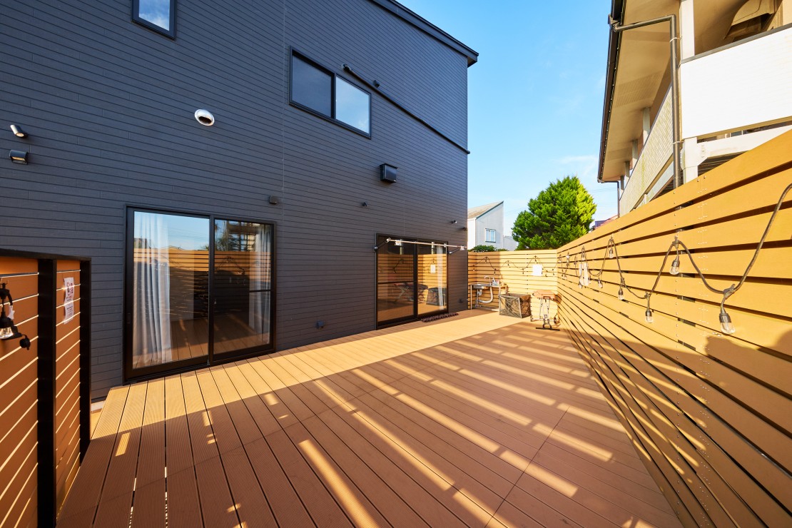 THE Air一宮　-South-　南棟｜千葉県・九十九里・銚子｜広いウッドデッキ。囲われているので人目を気にぜずプライベート空間