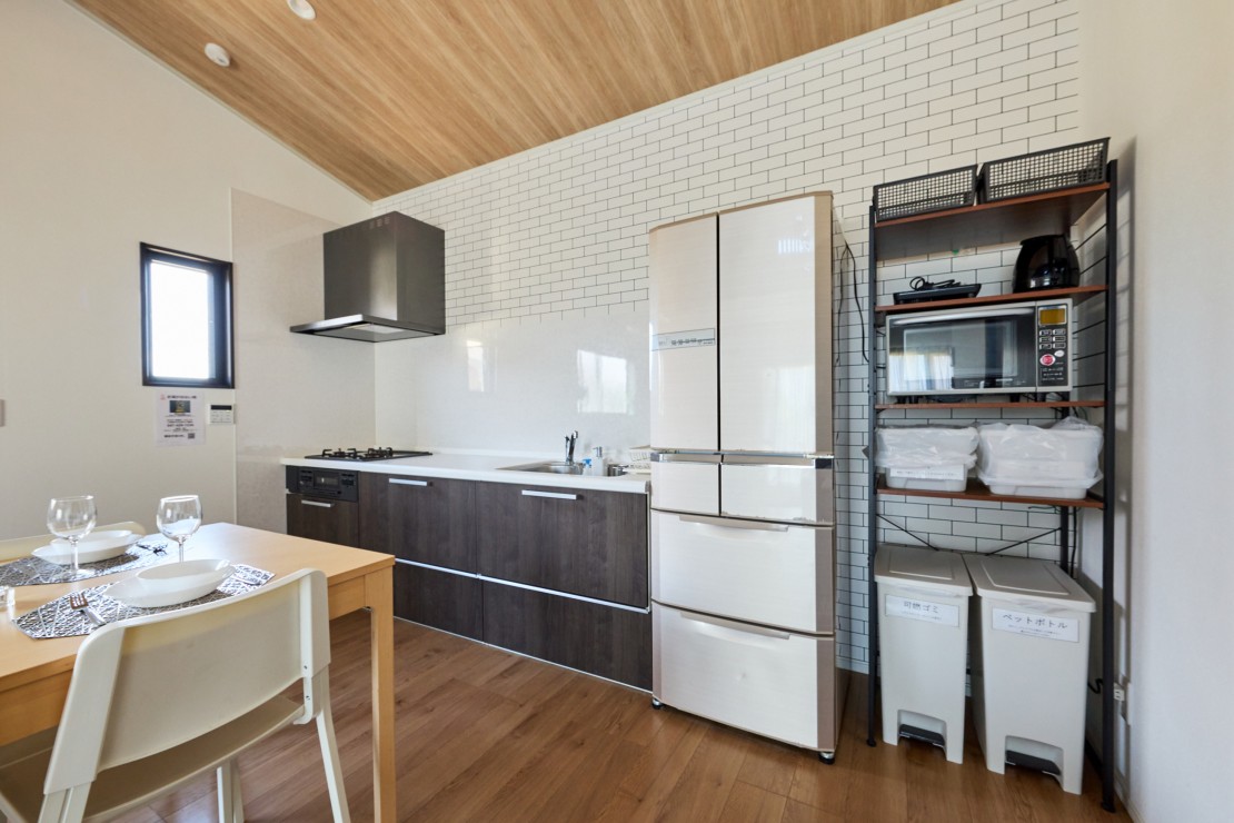 THE Air一宮　-South-　南棟｜千葉県・九十九里・銚子｜キッチンに冷蔵庫、レンジ完備
食材保管の心配なし