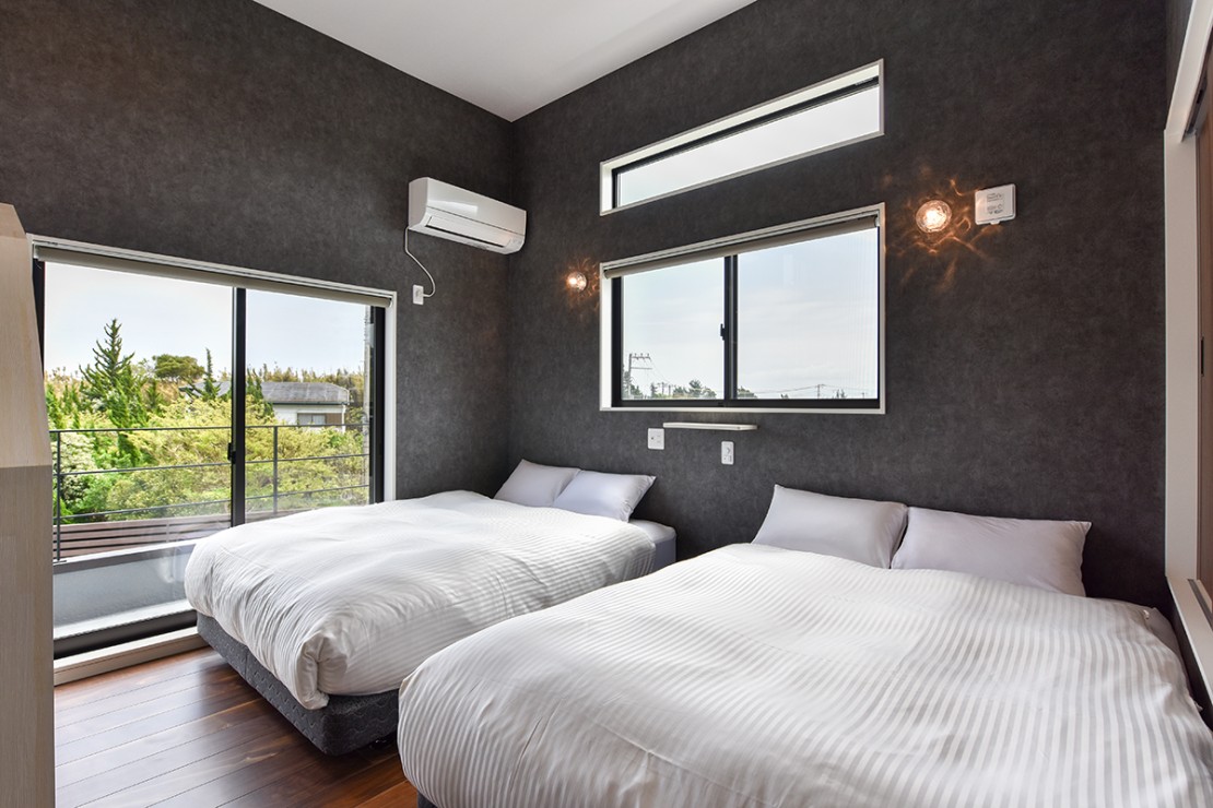 Retreat Villa Aym（リトリート ヴィラ エイム）｜千葉県・館山・南房総｜2階寝室
ワイドダブルベッド２台