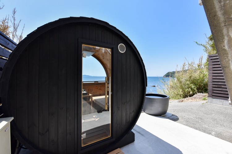 千葉県 館山・南房総のコテージ｜Ocean Front Reship（オーシャン フロント リーシップ）の写真：海の見えるバレルサウナ