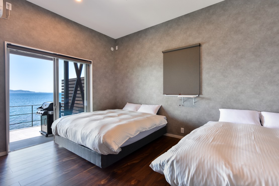 Ocean Front Reship（オーシャン フロント リーシップ）｜千葉県・館山・南房総｜海の見える１階寝室
クイーンベッド２台