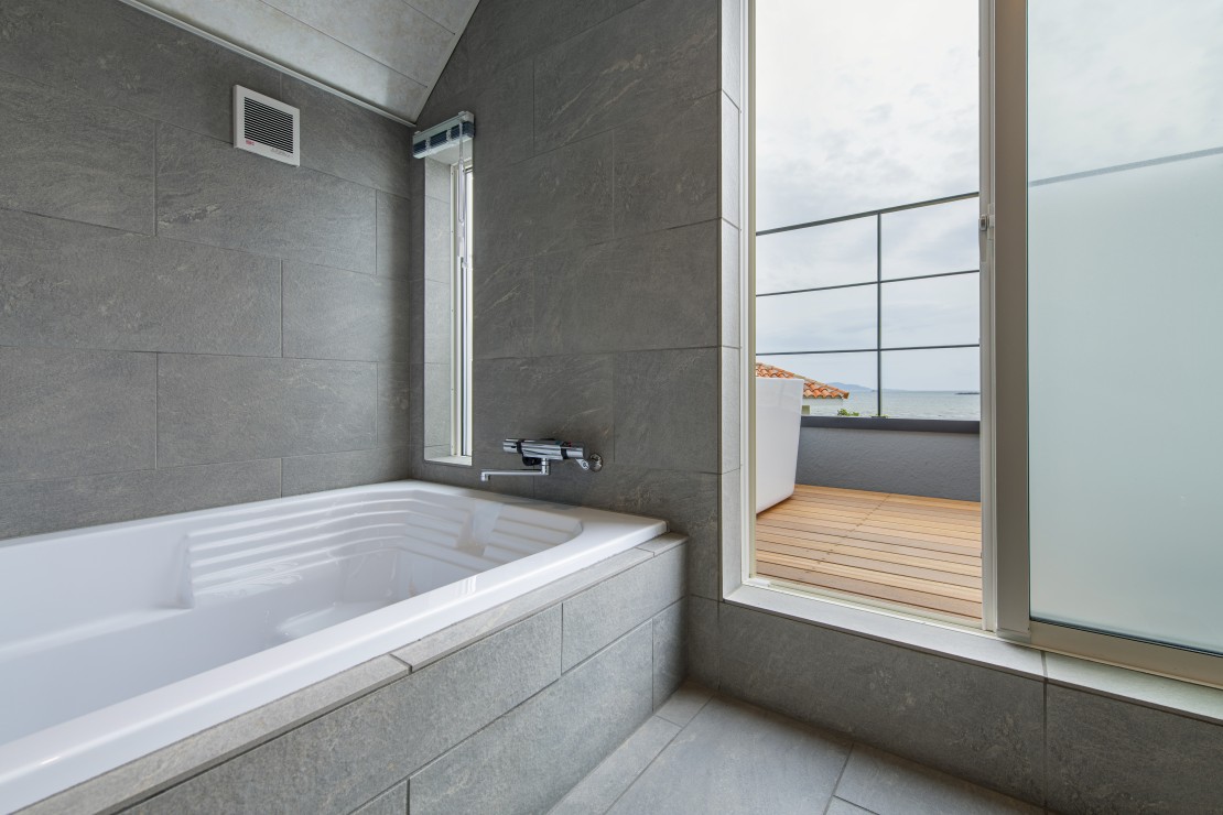 Dog Villa SAMPO（ドッグ ヴィラ サンポ）｜千葉県・館山・南房総｜浴室
バルコニーから出入り可能です