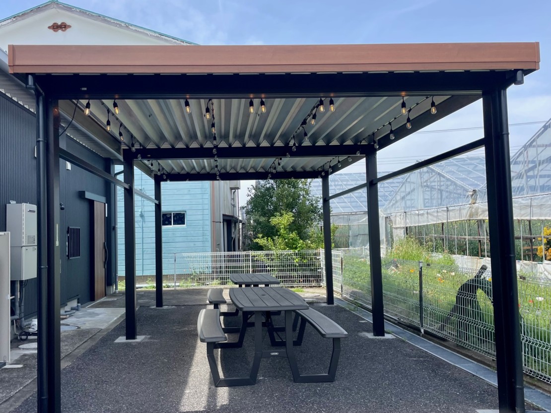 staydio no-name｜千葉県・館山・南房総｜夜間照明付きの裏庭BBQプレイス。雨天でも気にせず楽しめます。