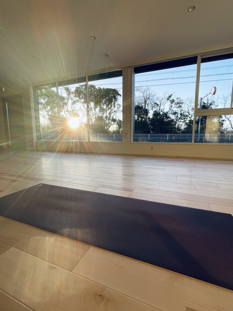 staydio no-name｜千葉県・館山・南房総｜朝日が差し込むSTUDIO。1歩出れば、朝日が臨めるプライベートビーチです。