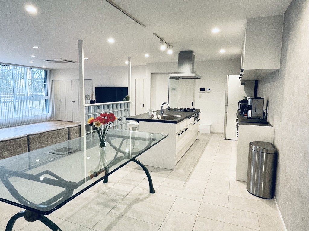 staydio no-name｜千葉県・館山・南房総｜キッチンフロアにはダイニングスペースも。