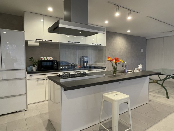 千葉県 館山・南房総の貸別荘・コテージ｜staydio no-nameの写真：キッチンで料理ができるコテージ