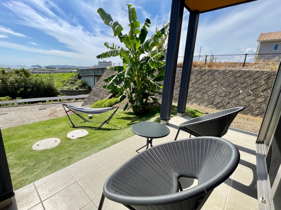 BEACH HOUSE 鴨川｜千葉県・勝浦・鴨川｜海が見えるテラス。雨天時には軒下でBBQも可能です。