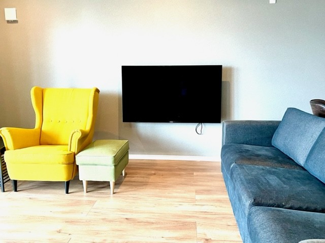 BEACH HOUSE 鴨川｜千葉県・勝浦・鴨川｜カラフルなソファと55型の大型TV。