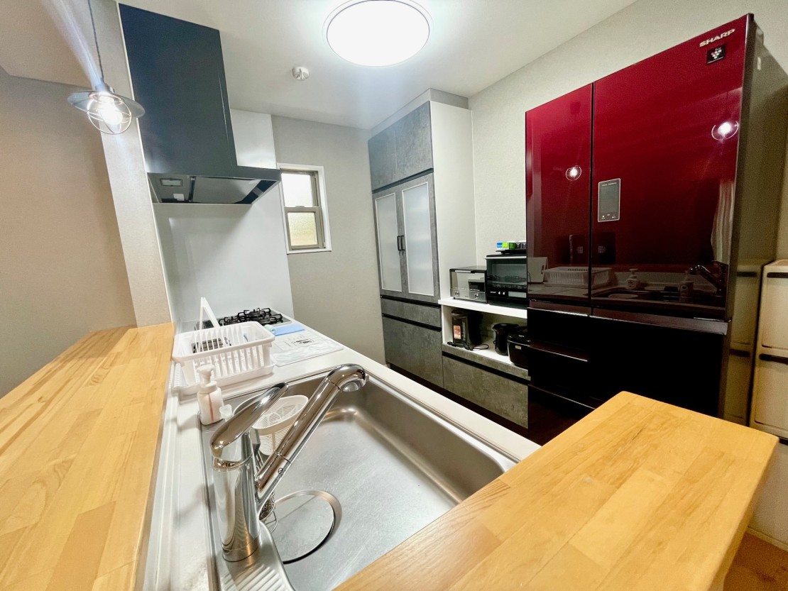 BEACH HOUSE 鴨川｜千葉県・勝浦・鴨川｜カウンター付きのキッチンでわいわいと。