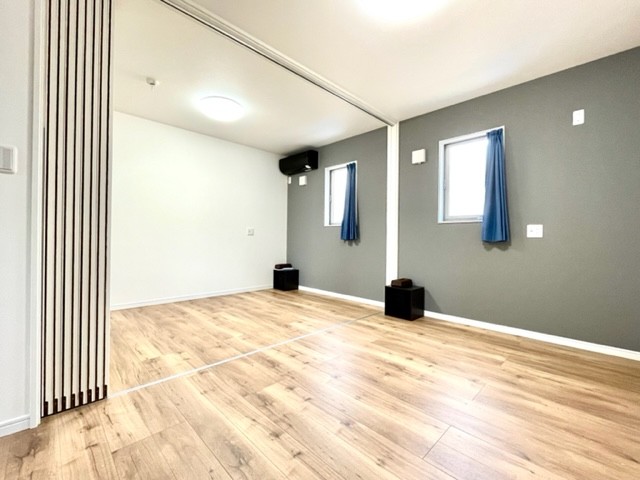 BEACH HOUSE 鴨川｜千葉県・勝浦・鴨川｜2階寝室は8畳と10畳(可動式仕切りで２つに分けられます)。