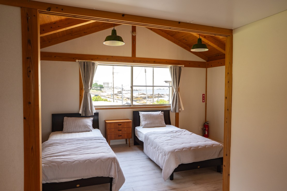 Sea Garden KAMOGAWA｜千葉県・勝浦・鴨川｜セミダブルベッド2台、シングルベッド2台、シングルスペアベッド2台。ほか布団