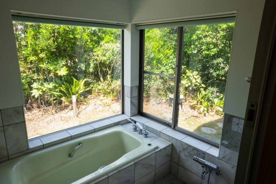 Sea Garden KAMOGAWA｜千葉県・勝浦・鴨川｜自然豊かな風景を見渡せるバスルーム。プライベート空間もしっかり確保