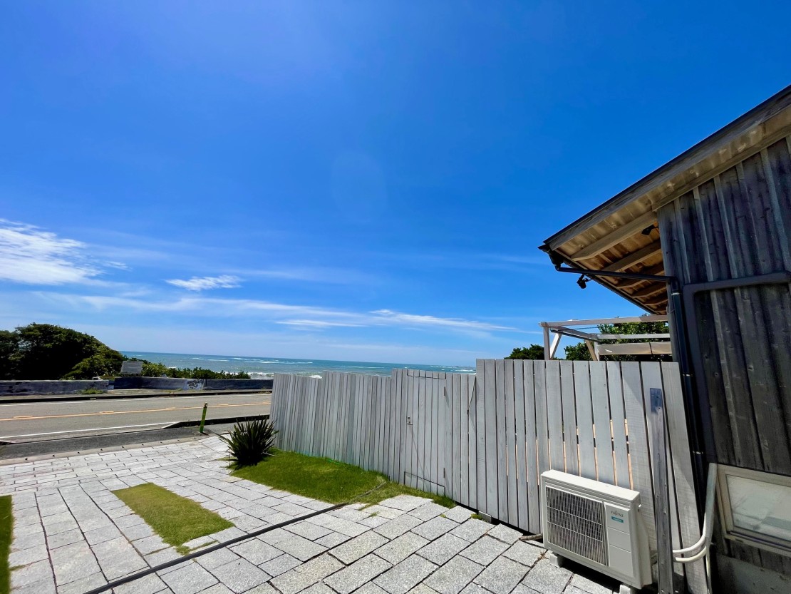 Sea Garden KAMOGAWA｜千葉県・勝浦・鴨川｜駐車場も広々。ゆったりスペースのエントランス