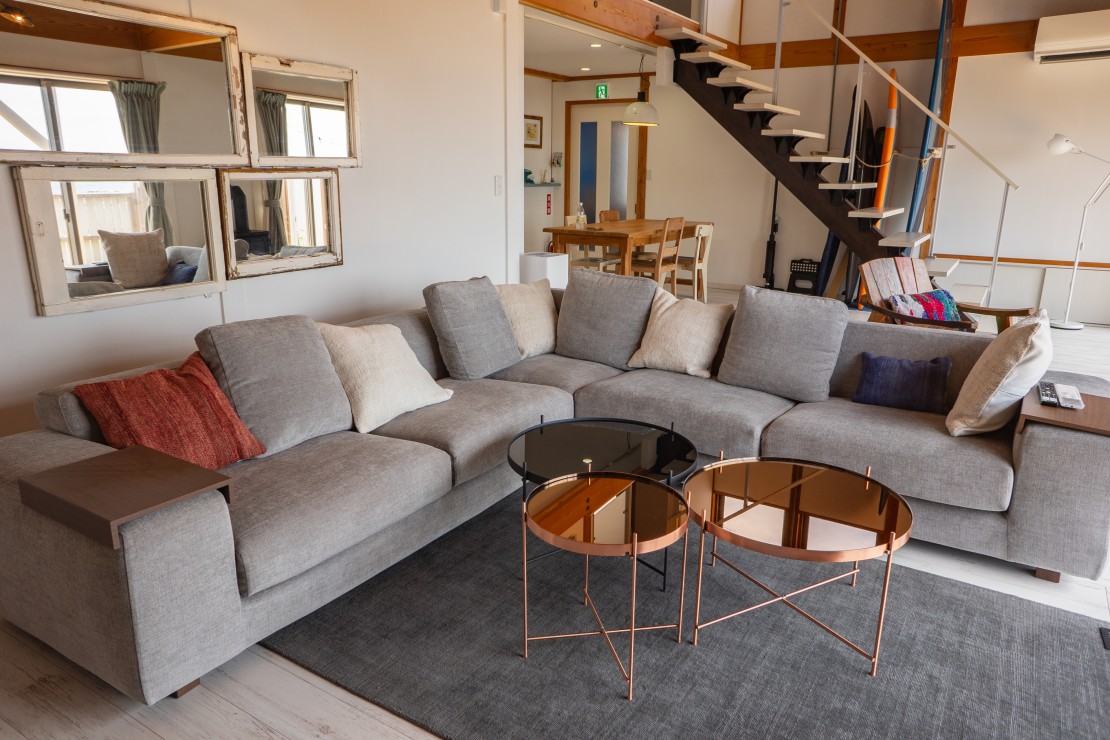 Sea Garden KAMOGAWA｜千葉県・勝浦・鴨川｜リビングの風景。約33畳のLDKでゆったり広々