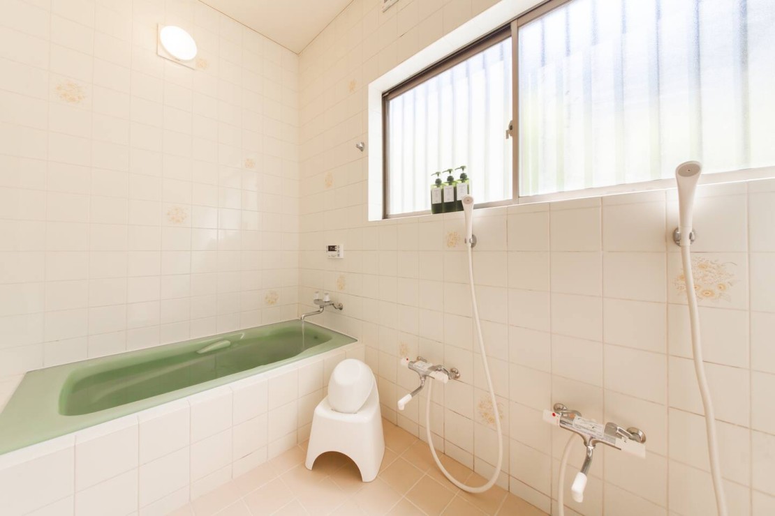 風の庵｜千葉県・勝浦・鴨川｜バスルーム。大人数でも対応できるように2か所のシャワー付き。