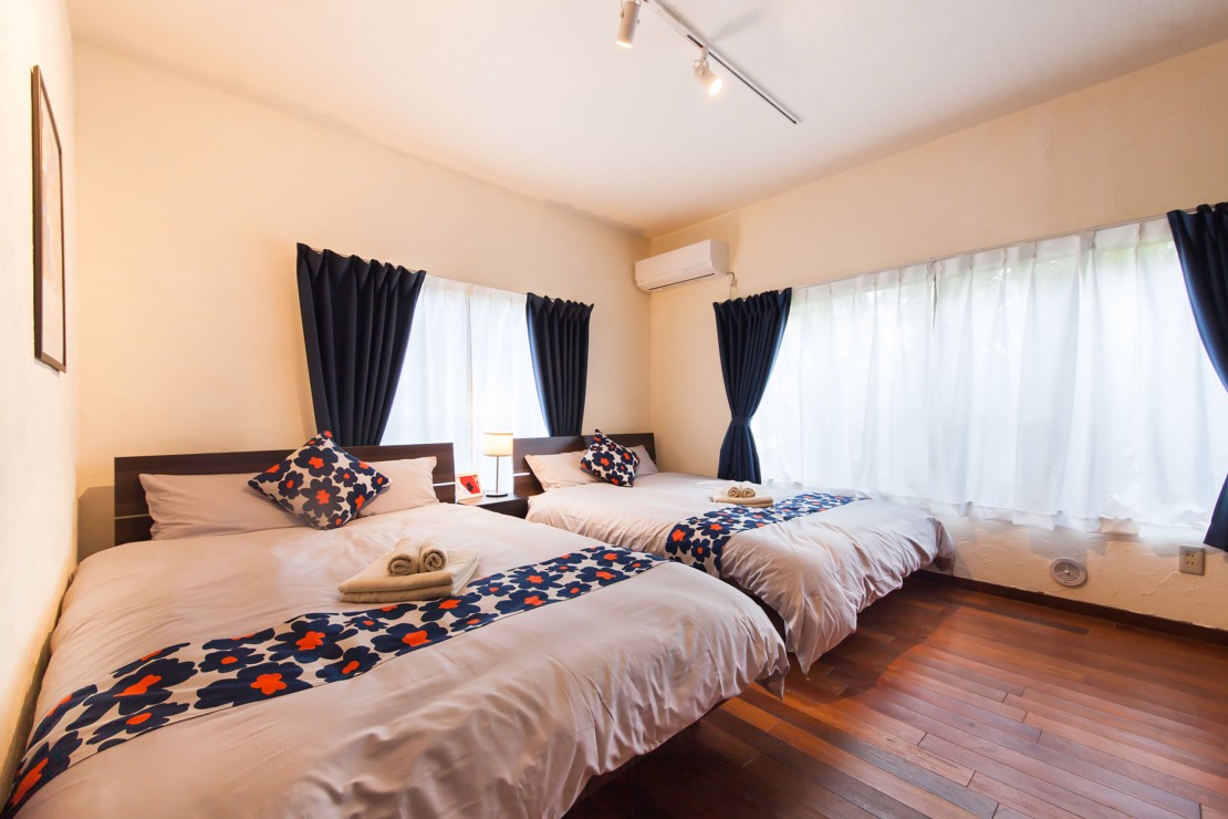 風の庵｜千葉県・勝浦・鴨川｜清潔で明るい寝室。窓からは海が見えます。