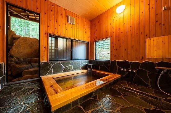 大分県 日田・天ヶ瀬・耶馬渓のコテージ｜露天風呂付貸別荘　山樹荘（やまきそう）の写真：檜の内風呂