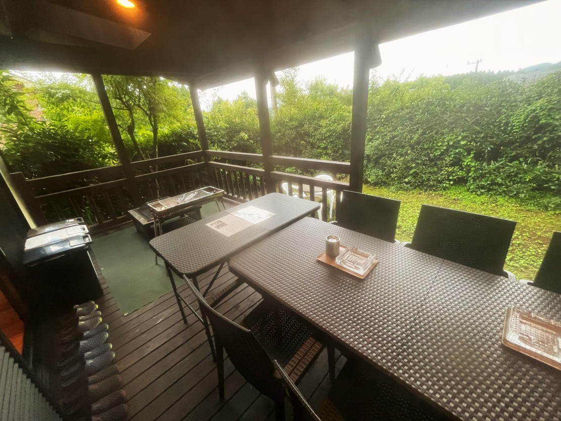 露天風呂付貸別荘　山樹荘（やまきそう）｜大分県・日田・天ヶ瀬・耶馬渓｜屋根付きテラスのテーブルセット