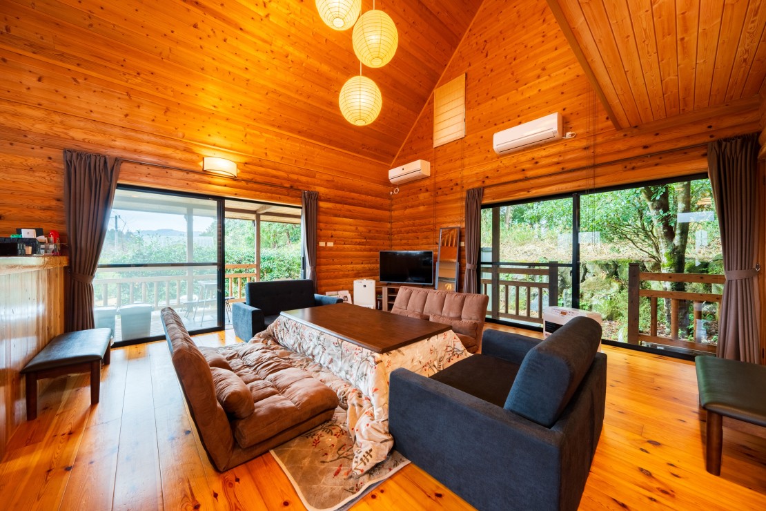 露天風呂付貸別荘　山樹荘（やまきそう）｜大分県・日田・天ヶ瀬・耶馬渓｜吹き抜けのリビングルーム・ローソファーベット4台