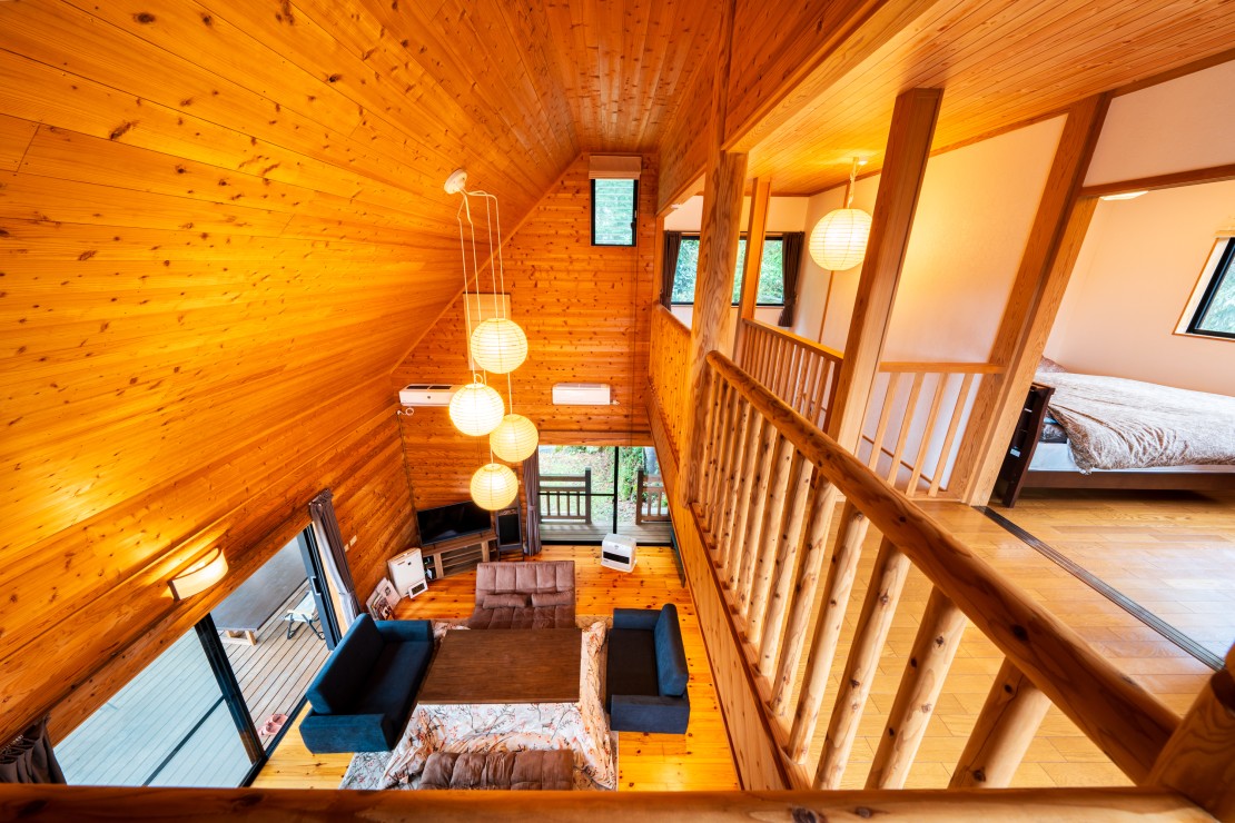 露天風呂付貸別荘　山樹荘（やまきそう）｜大分県・日田・天ヶ瀬・耶馬渓｜2階から見たリビング