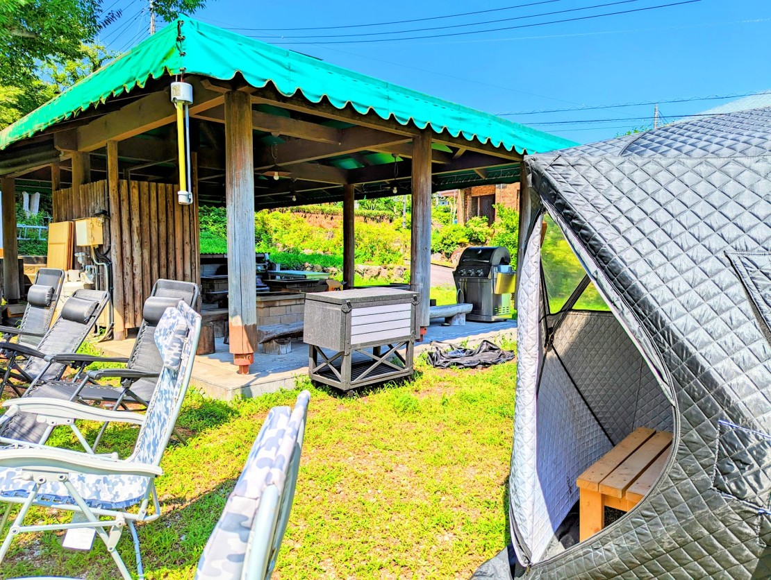 ISOLA伊豆高原｜静岡県・伊東・宇佐美・川奈｜BBQをしながら人気のテントサウナも体験できちゃいます。食べて飲んで整ってが実現♪