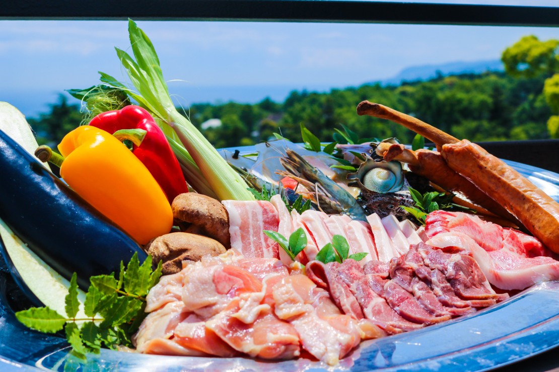 ISOLA伊豆高原｜静岡県・伊東・宇佐美・川奈｜ISOLA自慢のBBQ。炭火薫るジューシーなお肉や海鮮の数々。ぜひご賞味あれ♪