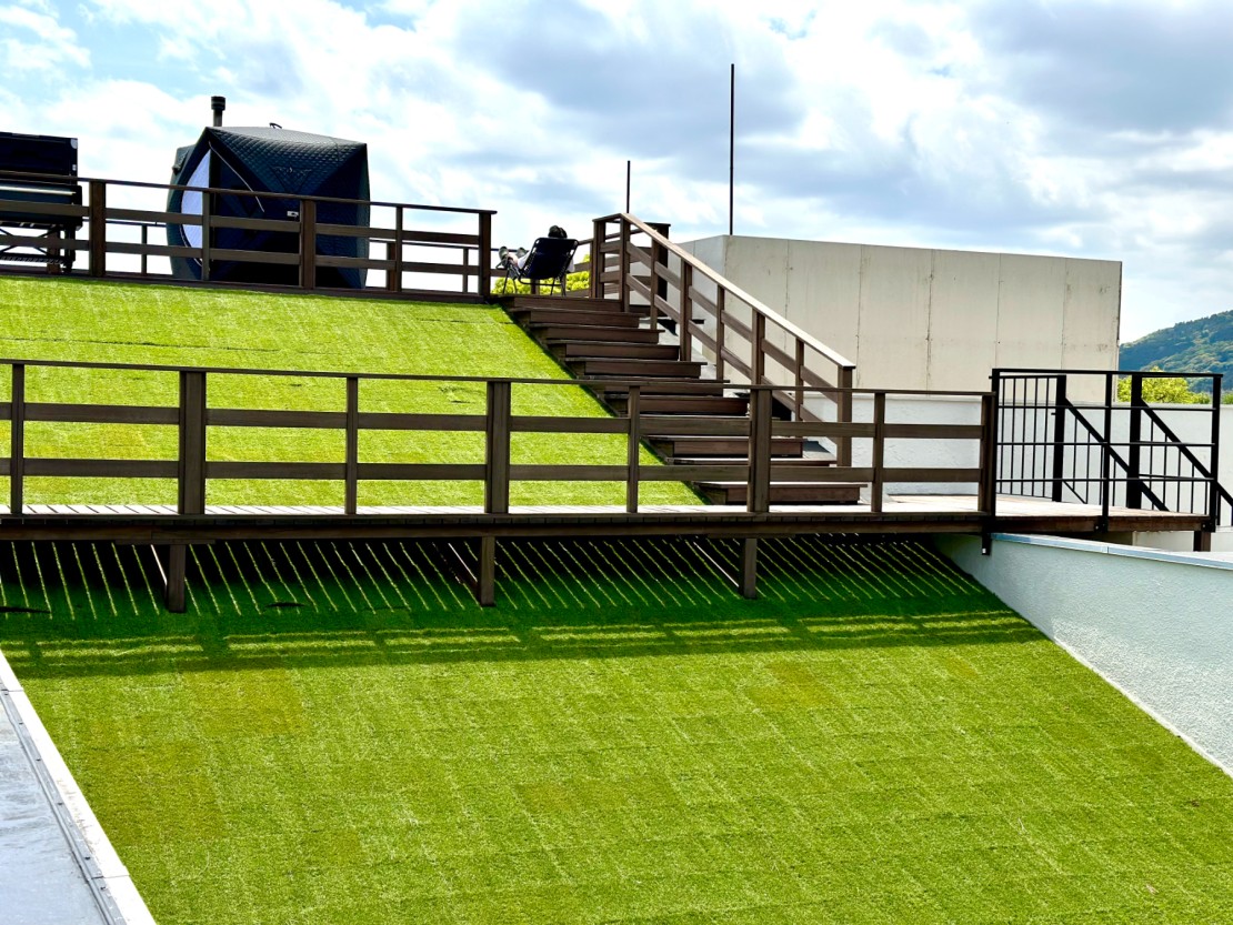 ISOLA伊豆高原｜静岡県・伊東・宇佐美・川奈｜童心に返って芝生でゴロゴロ、そんなのんびりした時間を過ごしてみませんか？