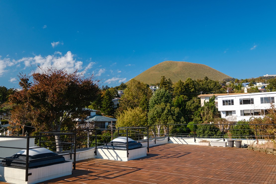 ISOLA伊豆高原｜静岡県・伊東・宇佐美・川奈｜屋上の360°Viewで眺める伊東のシンボル「大室山」は圧巻です！
