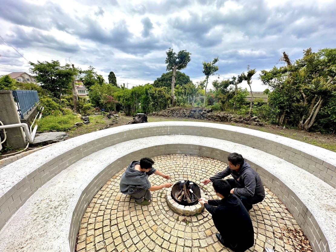 ISOLA伊豆高原｜静岡県・伊東・宇佐美・川奈｜全員で囲んで利用可能なキャンプファイヤーサークルです。夜は親睦を深めるために焚き火を囲むなんてのも！？焼きマシュマロのサービスも可能ですので、お気軽にお申し付けください。