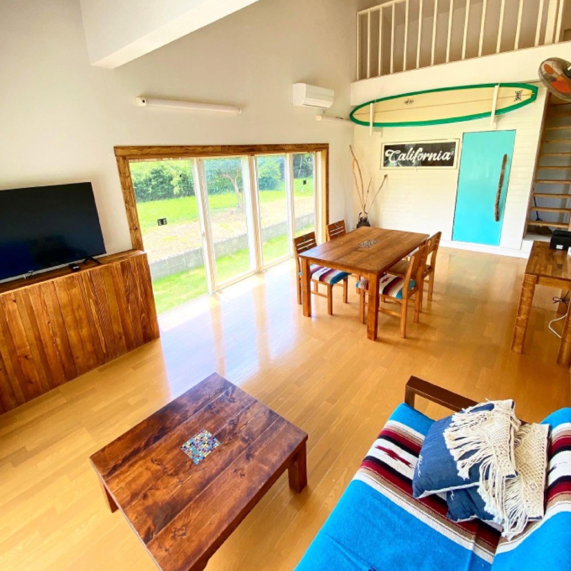 ウミカグのお宿｜千葉県・勝浦・鴨川｜ソファーでのんびりとテレビや映画鑑賞