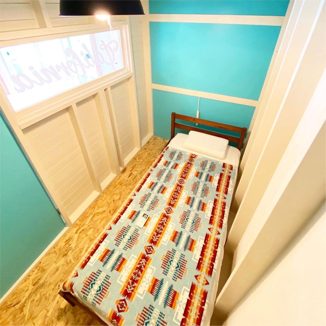 ウミカグのお宿｜千葉県・勝浦・鴨川｜カリフォルニアテイストの寝室