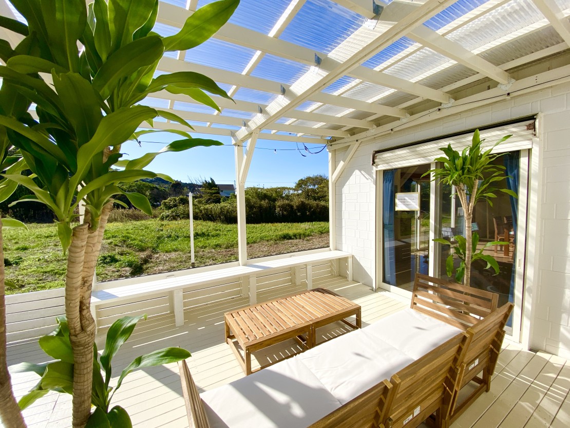 ウミカグのお宿｜千葉県・勝浦・鴨川｜日差しの気持ち良いテラス
コーヒーを片手にのんびりとした時間をお過ごしください。