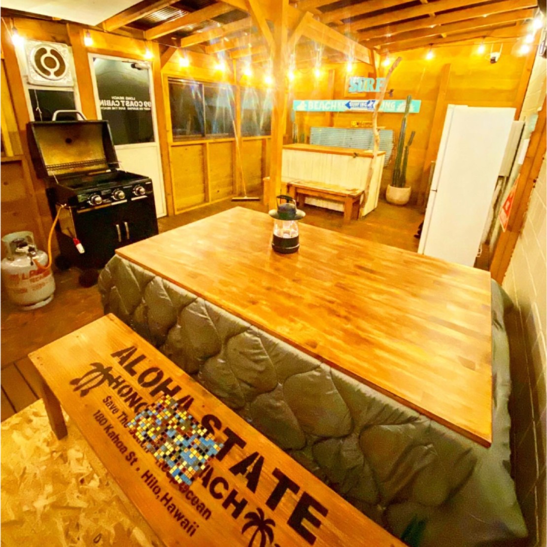 ウミカグのお宿｜千葉県・勝浦・鴨川｜冬はコタツに入りながらバーベキュー！
カリフォルニアのビーチハウスをイメージした空間でご家族や仲間達と特別な時間をお楽しみ下さい。
