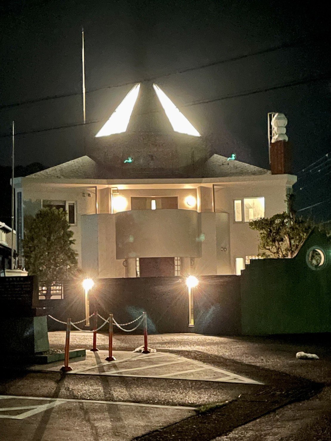 八角屋根の家太地｜和歌山県・勝浦・串本・すさみ｜夜の施設。