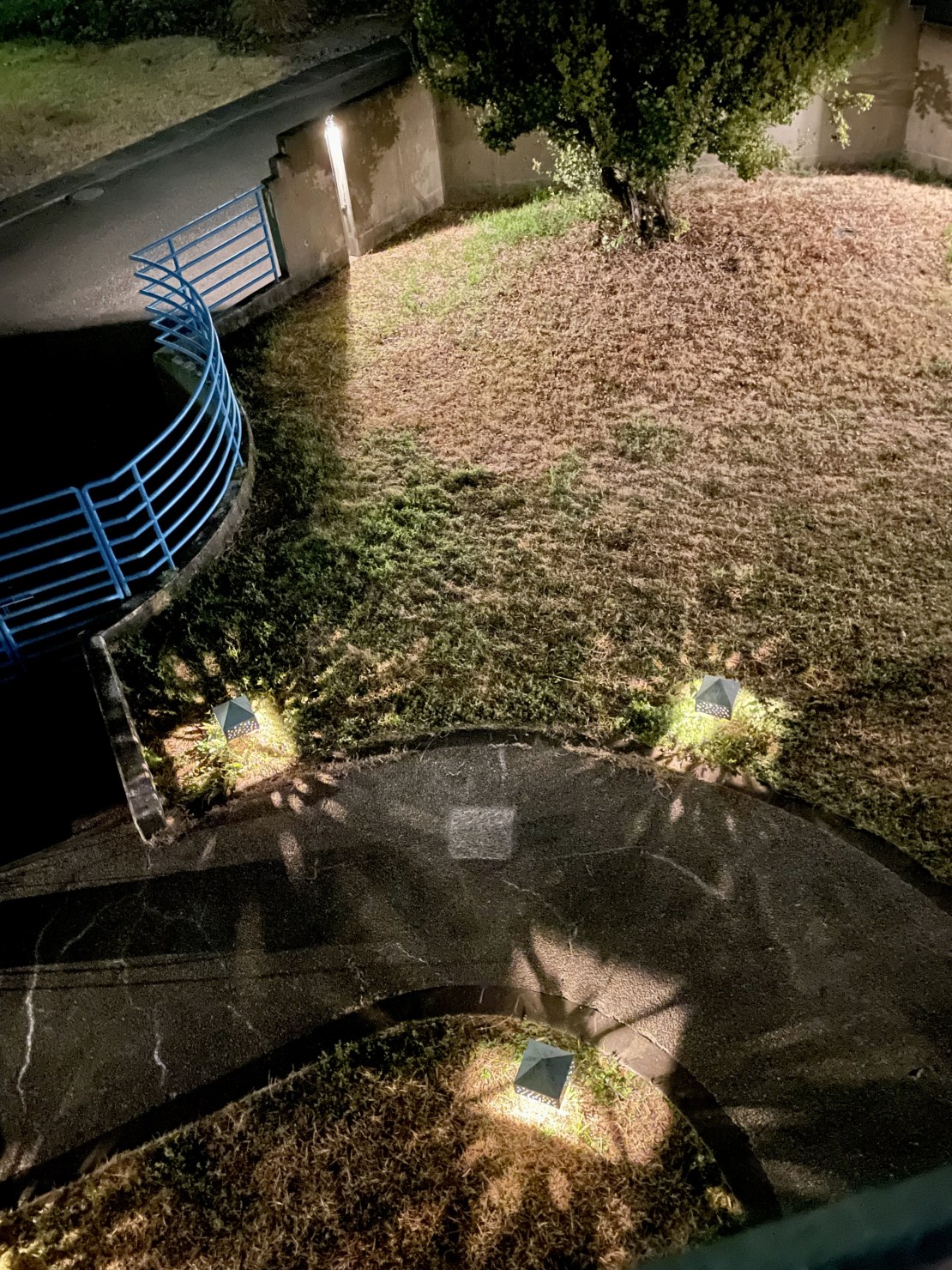 八角屋根の家太地｜和歌山県・勝浦・串本・すさみ｜夜のお庭。