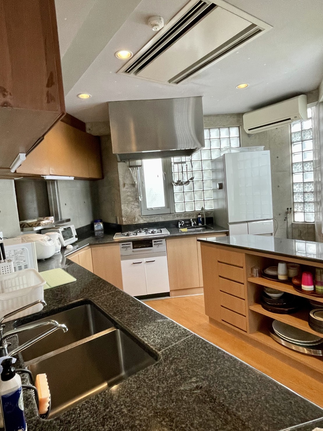 八角屋根の家太地｜和歌山県・勝浦・串本・すさみ｜キッチンにて自炊していただけます。