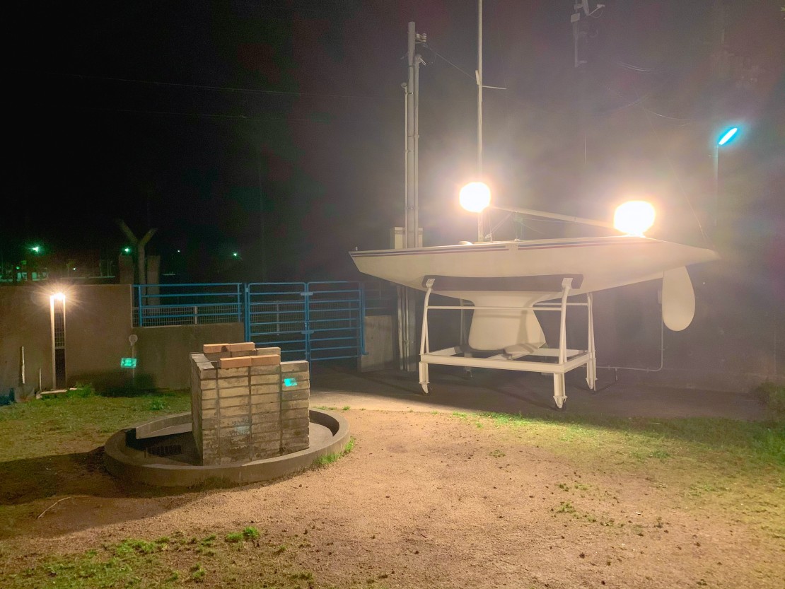 八角屋根の家太地｜和歌山県・勝浦・串本・すさみ｜夜のお庭、ライトアップしています。