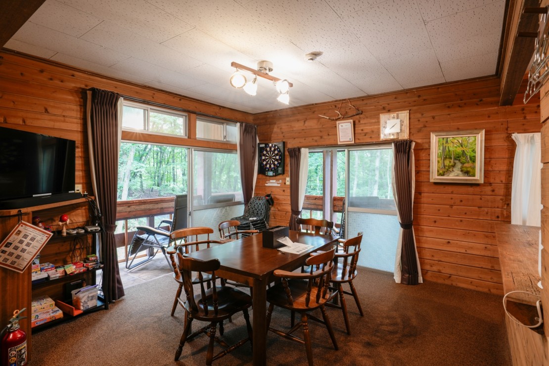 ガチンコBBQロッジ北軽井沢｜群馬県・北軽井沢・嬬恋・万座｜窓からの眺めが綺麗なリビング