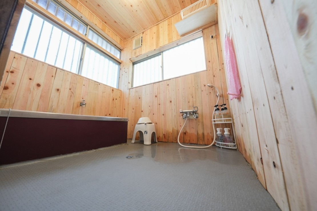 ガチンコBBQロッジ北軽井沢｜群馬県・北軽井沢・嬬恋・万座｜ヒノキの壁に囲まれたお風呂