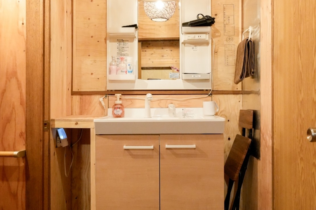 ガチンコBBQロッジ北軽井沢｜群馬県・北軽井沢・嬬恋・万座｜洗面台、歯ブラシ、ドライヤー、くし、化粧水、メイク落としなどを置いています