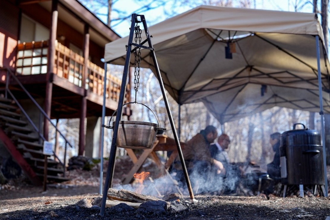 ガチンコBBQロッジ北軽井沢｜群馬県・北軽井沢・嬬恋・万座｜ダッチオーブンで鍋料理などお楽しみください