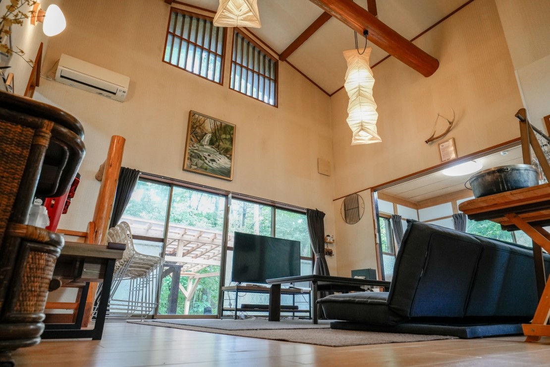 アウトドア貸切別荘北軽井沢Ⅰ｜群馬県・北軽井沢・嬬恋・万座｜天井が高く広々としたリビング