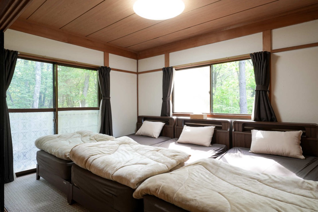 アウトドア貸切別荘北軽井沢Ⅰ｜群馬県・北軽井沢・嬬恋・万座｜1つ目の寝室、シングルベッド3台です