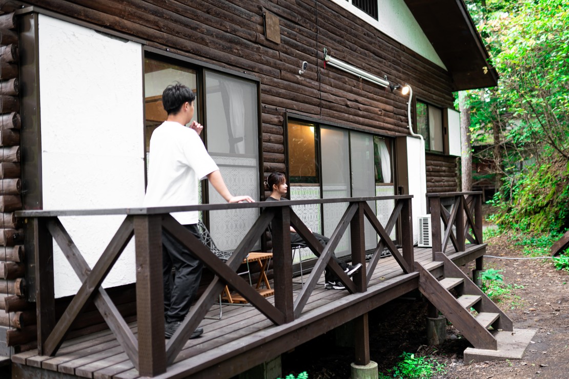 アウトドア貸切別荘北軽井沢Ⅰ｜群馬県・北軽井沢・嬬恋・万座｜ウッドデッキでおくつろぎください