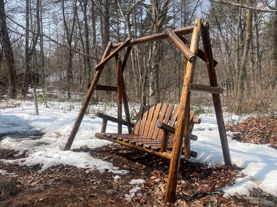アウトドア貸切別荘北軽井沢Ⅰ｜群馬県・北軽井沢・嬬恋・万座｜庭には小さなブランコがあります