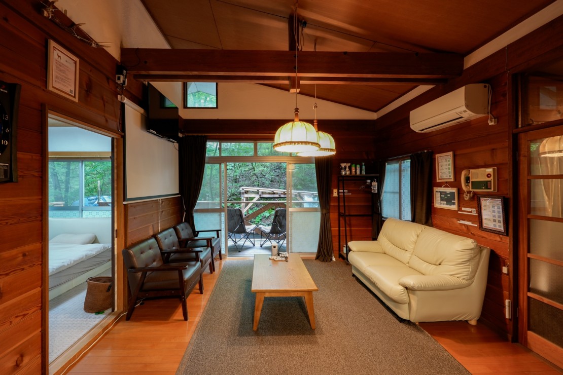 アウトドア貸切別荘北軽井沢Ⅱ｜群馬県・北軽井沢・嬬恋・万座｜庭の眺めが綺麗なリビング