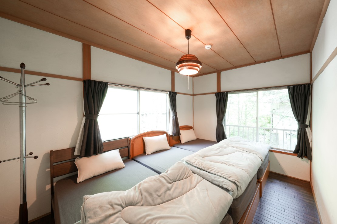 アウトドア貸切別荘北軽井沢Ⅱ｜群馬県・北軽井沢・嬬恋・万座｜1つ目の寝室、シングルベッド3台をご用意しております