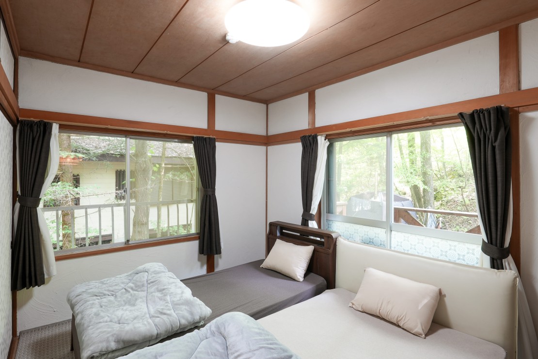 アウトドア貸切別荘北軽井沢Ⅱ｜群馬県・北軽井沢・嬬恋・万座｜2つ目の寝室、ベッド2台をご用意しております