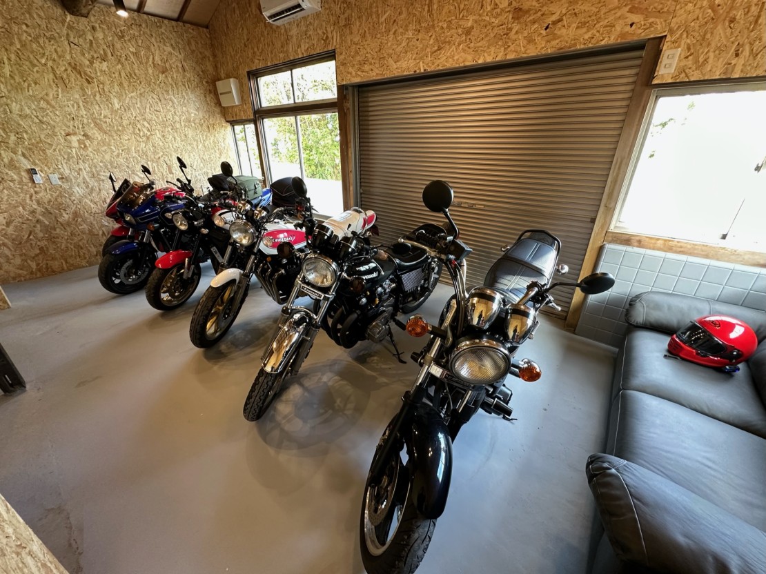 千葉県 九十九里・銚子のコテージ｜ガレージ　七輪　古民家一棟貸の写真：ガレージにはバイクを停めるとこんな感じです