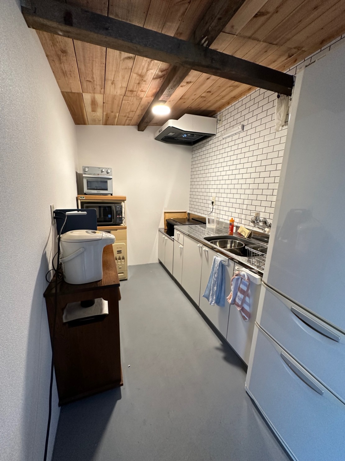 ガレージ　七輪　古民家一棟貸｜千葉県・九十九里・銚子｜キッチン
電子レンジトースター炊飯器冷蔵庫ポットIHコンロあり